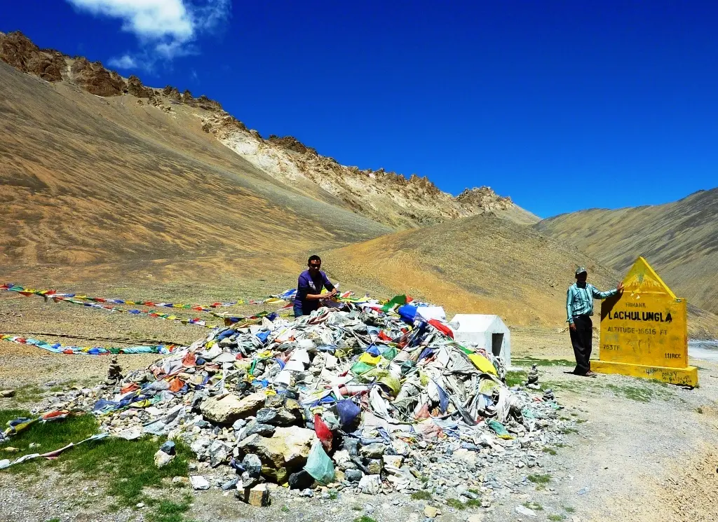 Prayer-flag cairn and signboard at Lachulung La