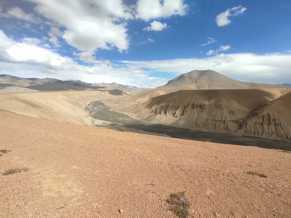 The flat high plateau of More Plains with mountains on the horizon