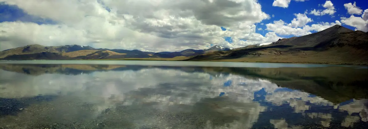 Wide view of Tso Kar lake and the surrounding high plateau